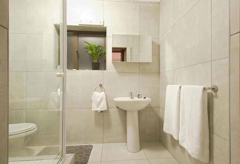 سوییت خانوادگی, Royal Palms Guest House