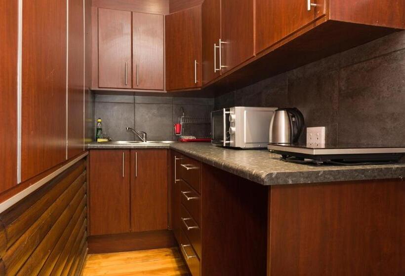 سوییت خانوادگی, Royal Palms Guest House