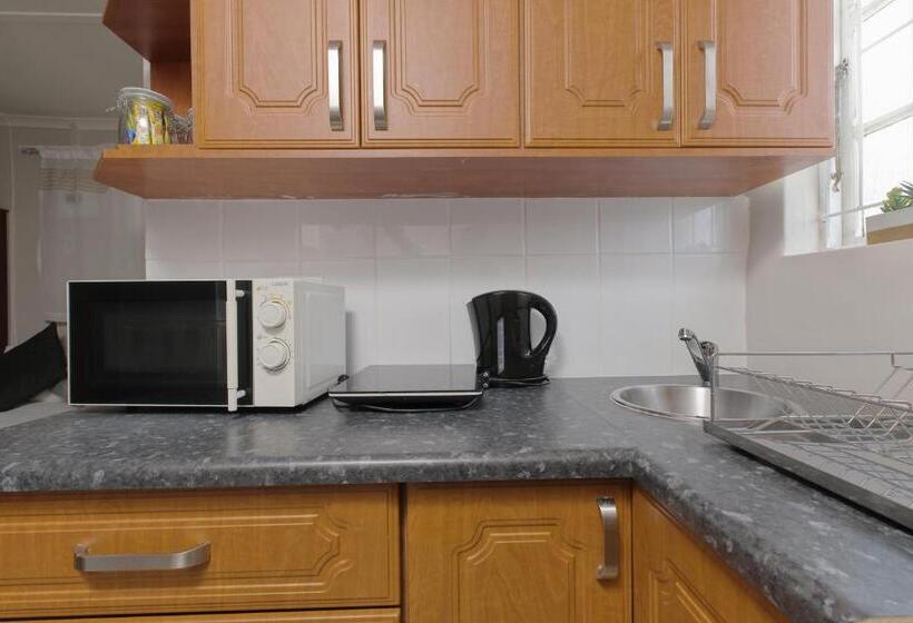 اتاق خانوادگی, Royal Palms Guest House