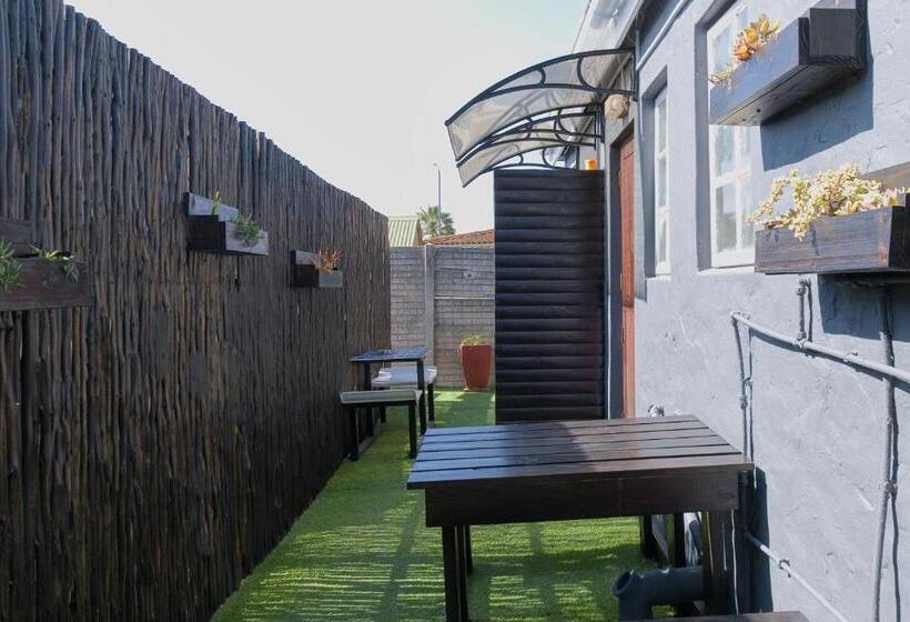 اتاق خانوادگی, Royal Palms Guest House