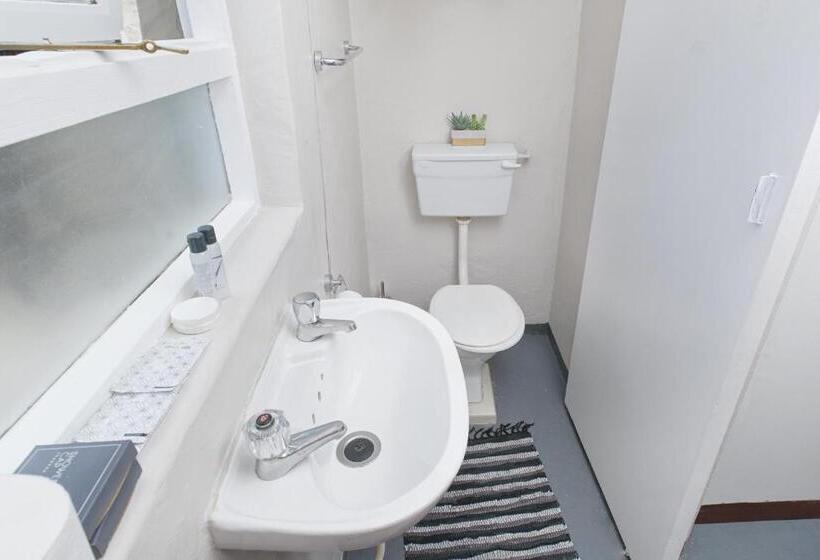 استودیو خانوادگی, Royal Palms Guest House