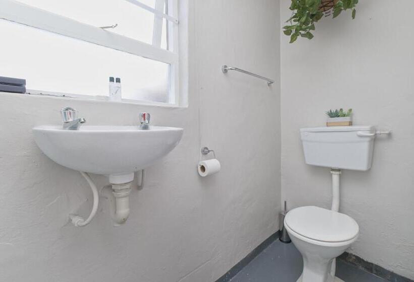 استودیو خانوادگی, Royal Palms Guest House