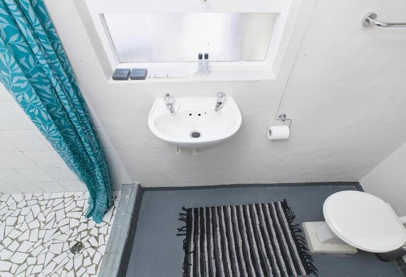 استودیو خانوادگی, Royal Palms Guest House