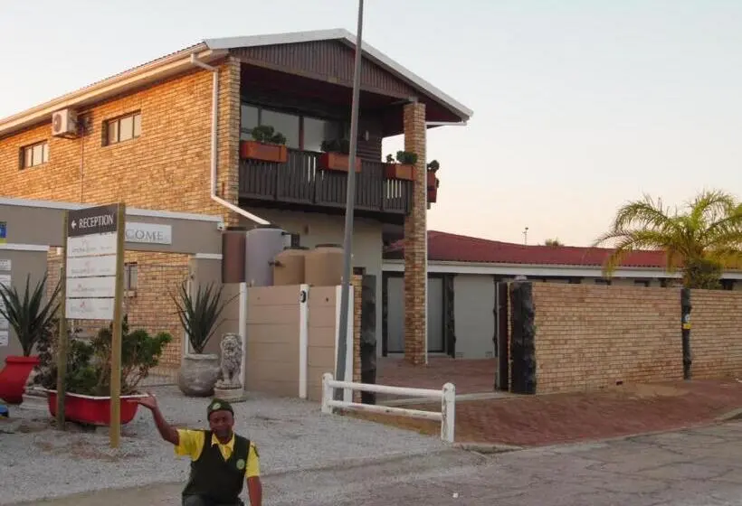 استودیو خانوادگی, Royal Palms Guest House