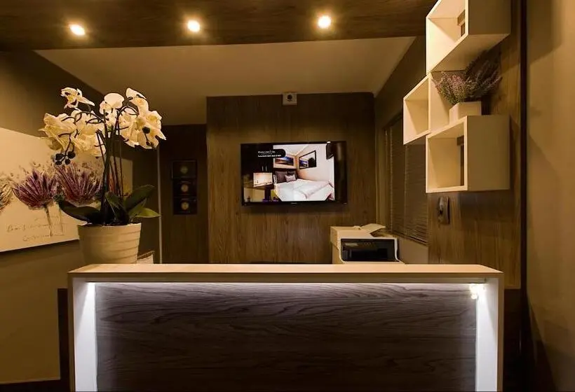 استودیو خانوادگی, Royal Palms Guest House