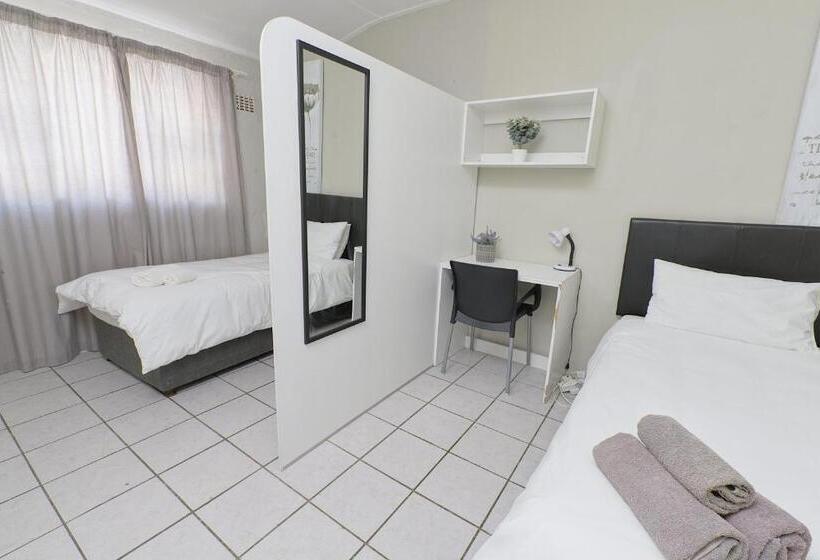 Дом 4 Спальни, Royal Palms Guest House