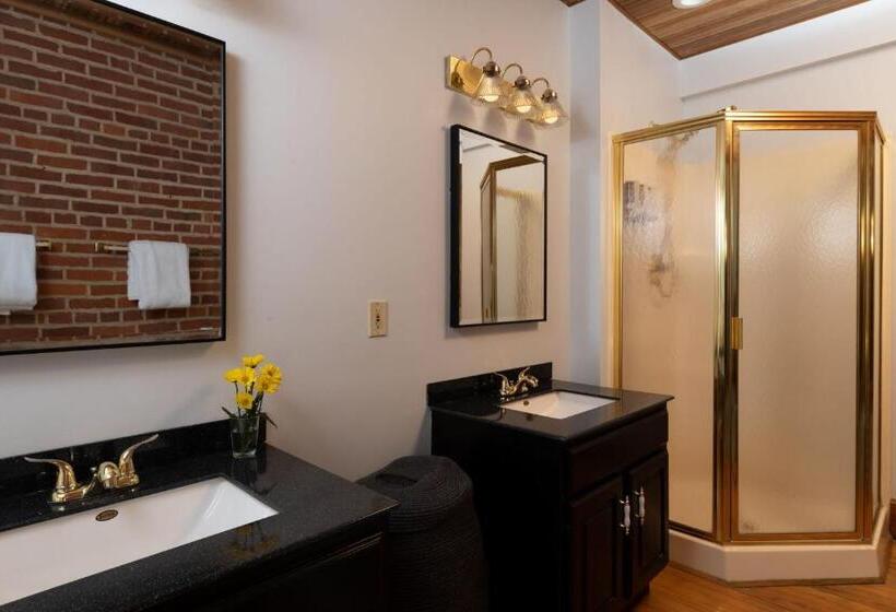 스위트 킹사이즈 침대, Riverboat Suites