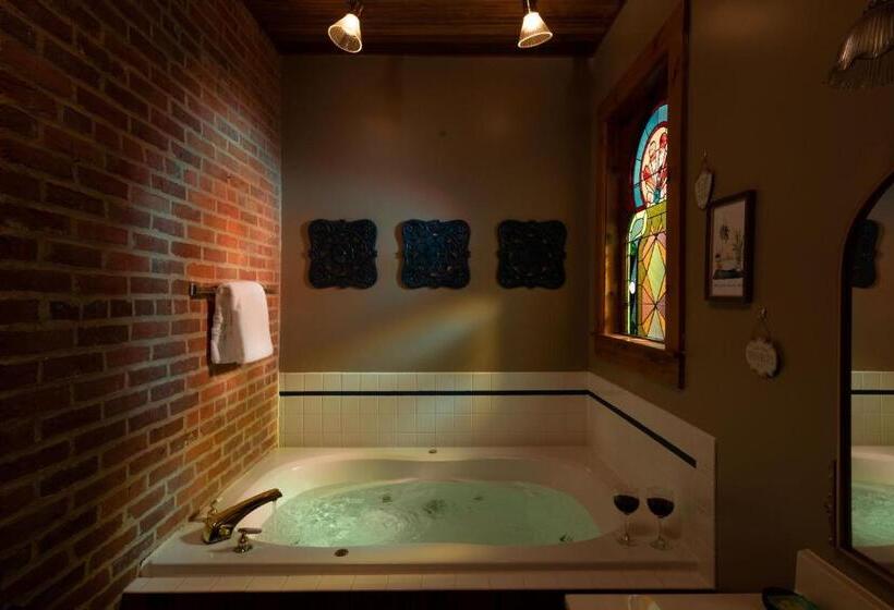 キングサイドベッドのスタンダードワンルーム, Riverboat Suites