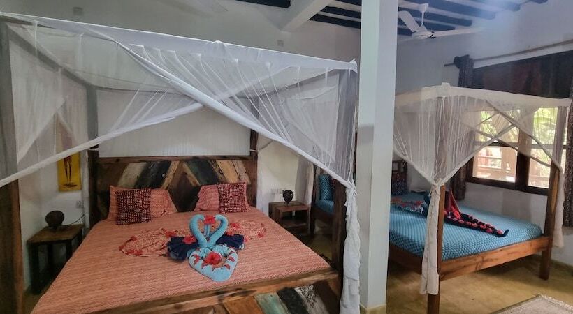 סטודיו משפחתי, Salama & Mbuyuni Bungalows