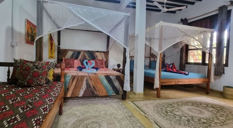 סטודיו משפחתי, Salama & Mbuyuni Bungalows