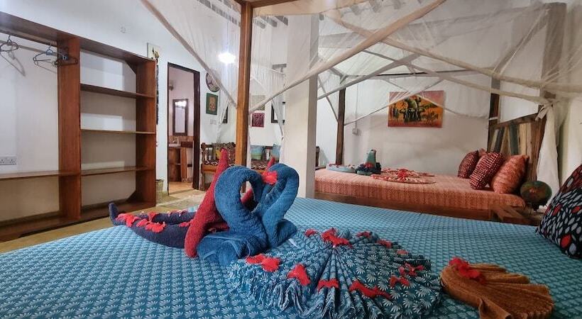 סטודיו משפחתי, Salama & Mbuyuni Bungalows