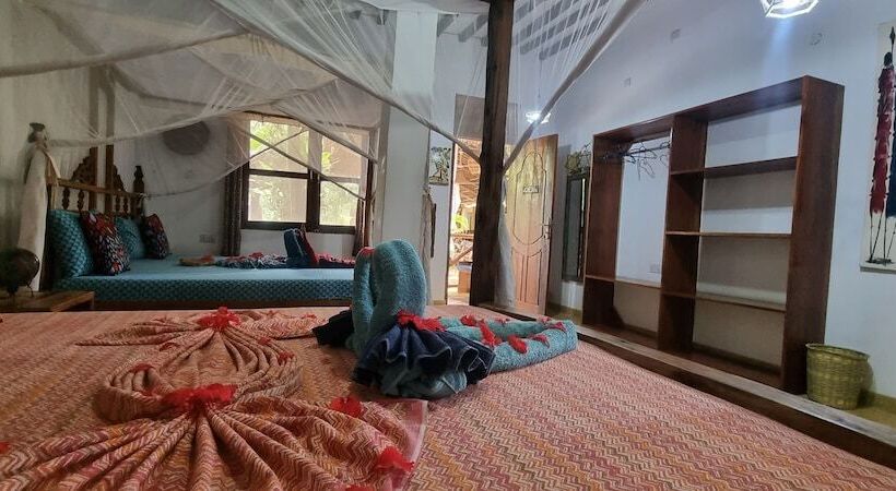 סטודיו משפחתי, Salama & Mbuyuni Bungalows