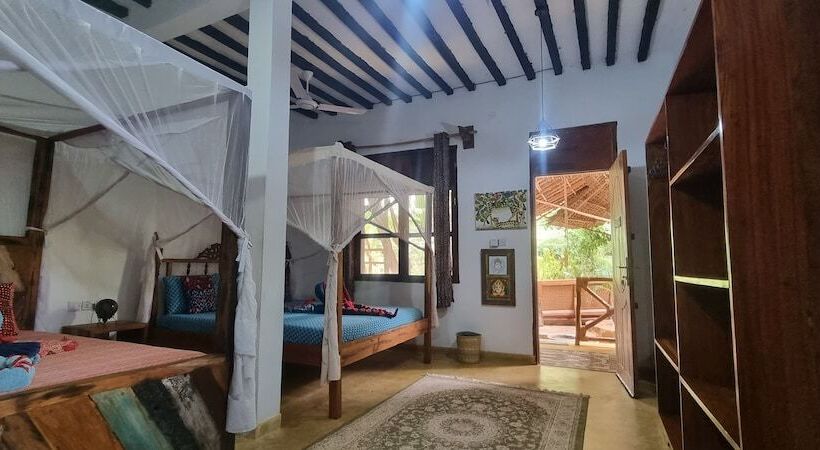 סטודיו משפחתי, Salama & Mbuyuni Bungalows