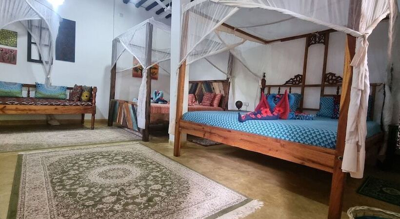 סטודיו משפחתי, Salama & Mbuyuni Bungalows