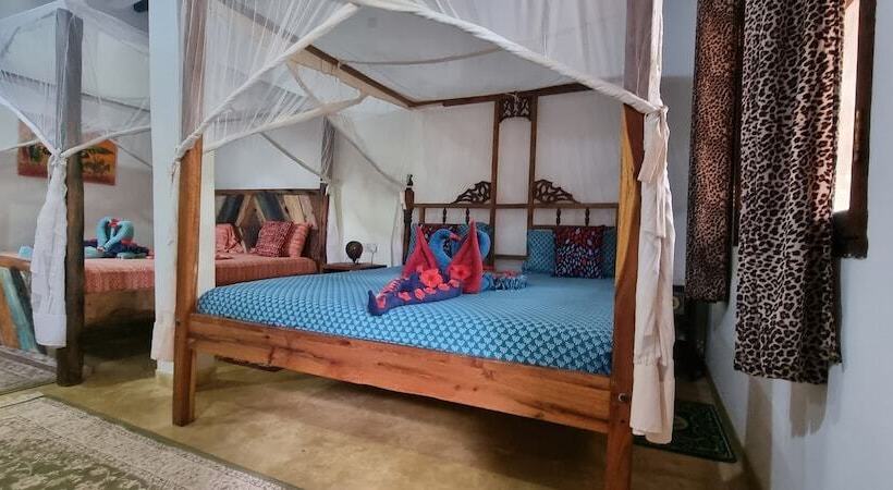 סטודיו משפחתי, Salama & Mbuyuni Bungalows