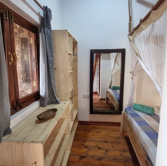 חדר אקונומי לשלושה, Salama & Mbuyuni Bungalows