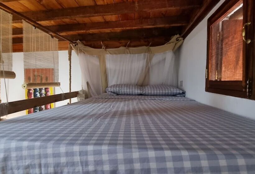 חדר אקונומי לשלושה, Salama & Mbuyuni Bungalows