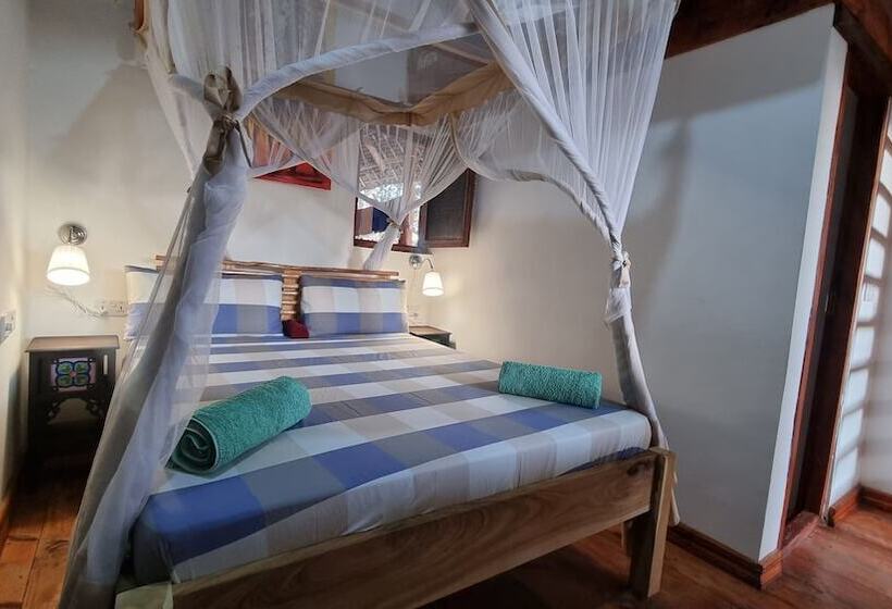 חדר אקונומי לשלושה, Salama & Mbuyuni Bungalows