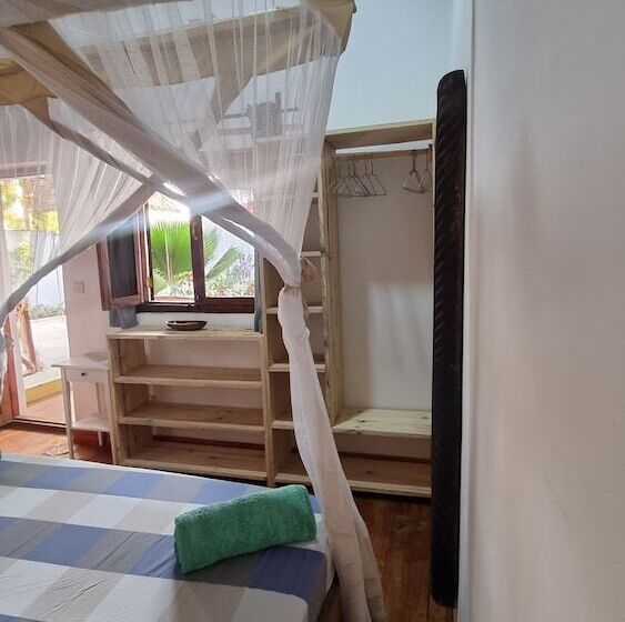 חדר אקונומי לשלושה, Salama & Mbuyuni Bungalows