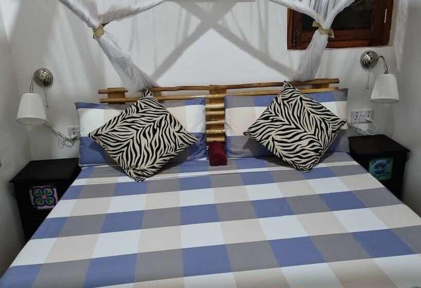 חדר אקונומי לשלושה, Salama & Mbuyuni Bungalows