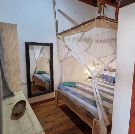 חדר אקונומי לשלושה, Salama & Mbuyuni Bungalows