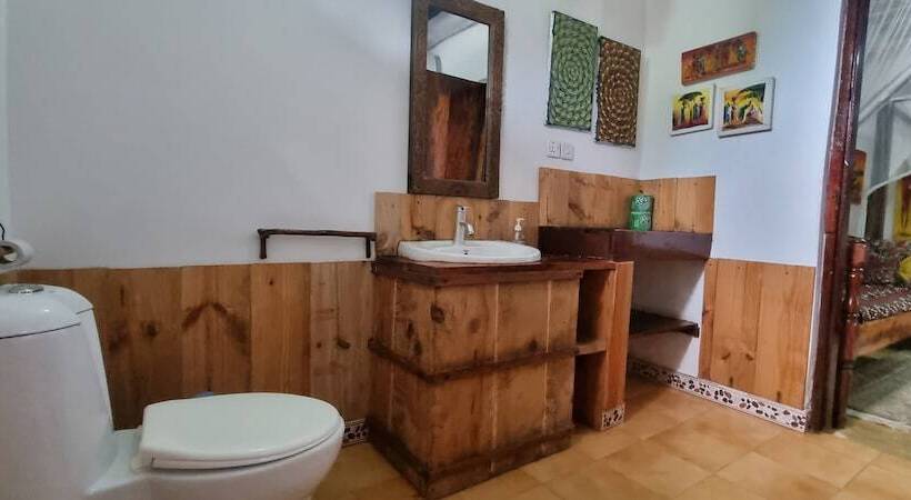 סטודיו משפחתי, Salama & Mbuyuni Bungalows