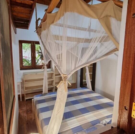 חדר אקונומי לשלושה, Salama & Mbuyuni Bungalows