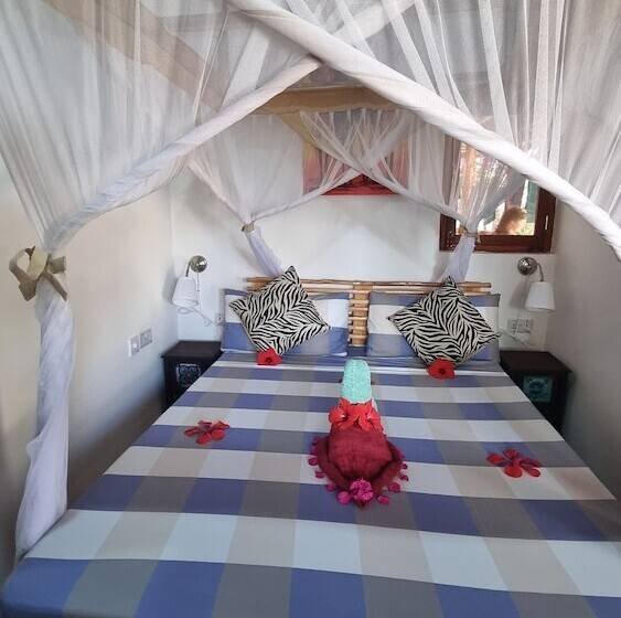 חדר אקונומי לשלושה, Salama & Mbuyuni Bungalows