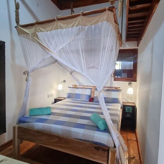 חדר אקונומי לשלושה, Salama & Mbuyuni Bungalows