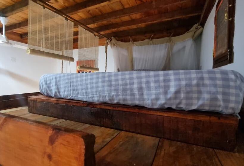 חדר אקונומי לשלושה, Salama & Mbuyuni Bungalows