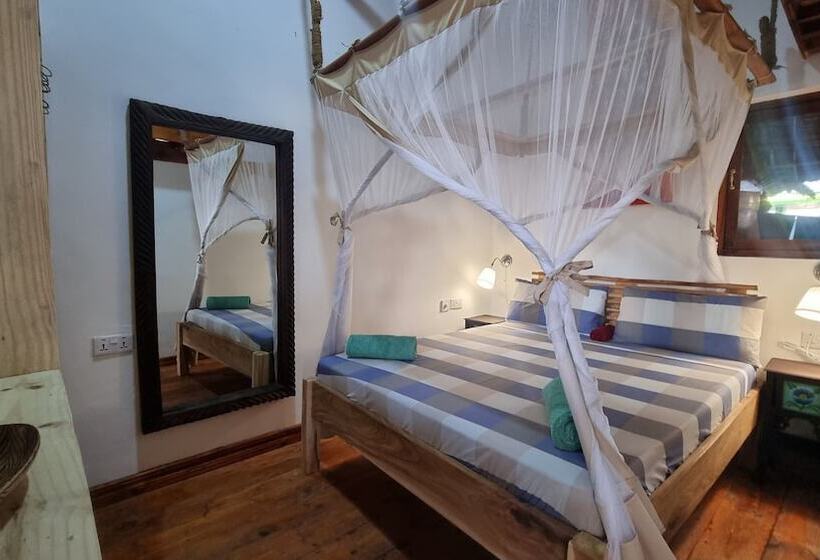 חדר אקונומי לשלושה, Salama & Mbuyuni Bungalows
