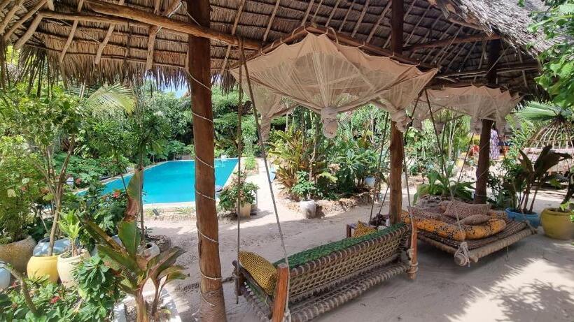 סטודיו משפחתי, Salama & Mbuyuni Bungalows