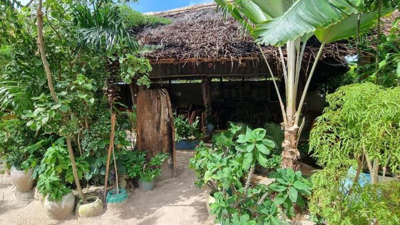 חדר אקונומי לשלושה, Salama & Mbuyuni Bungalows