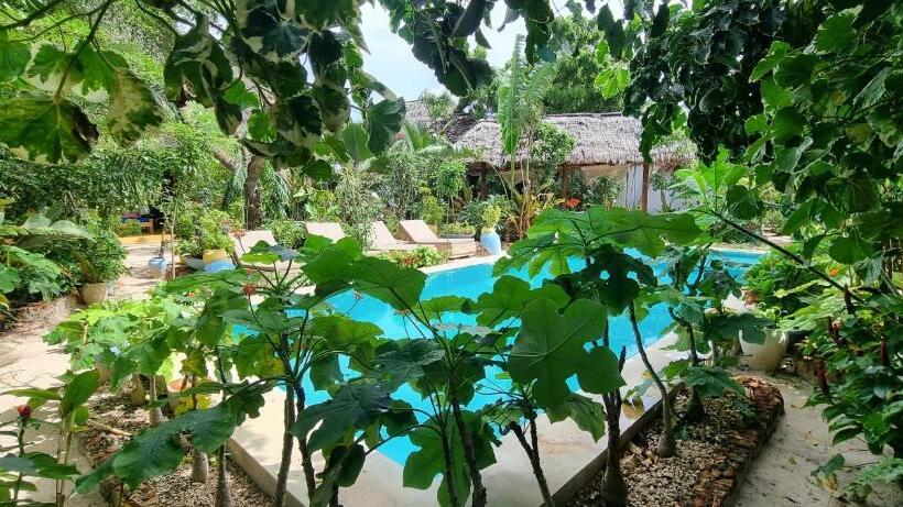 חדר אקונומי לשלושה, Salama & Mbuyuni Bungalows