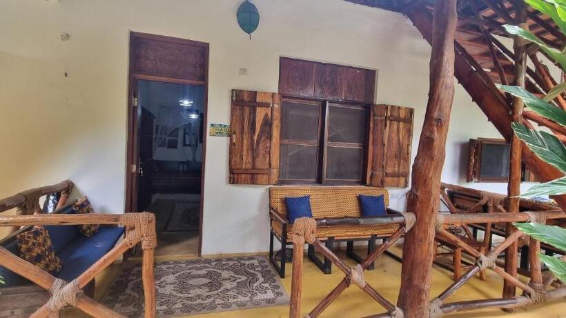 סטודיו משפחתי, Salama & Mbuyuni Bungalows