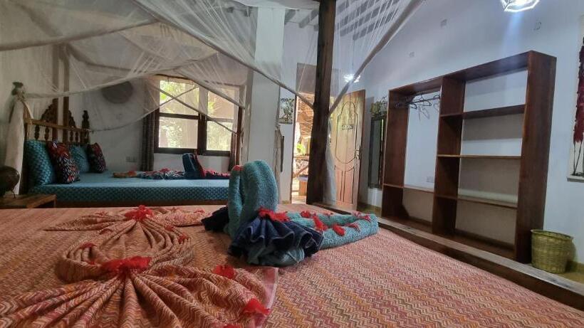 סטודיו משפחתי, Salama & Mbuyuni Bungalows