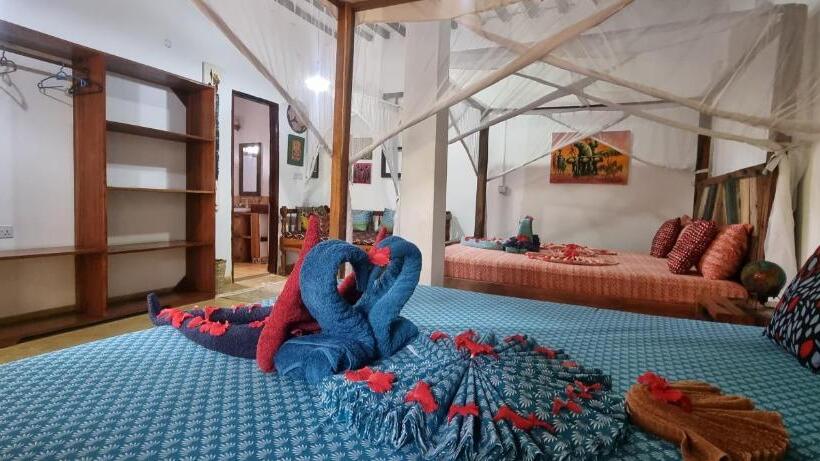 סטודיו משפחתי, Salama & Mbuyuni Bungalows