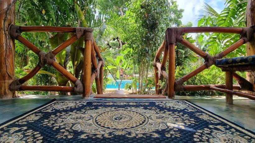 סטודיו משפחתי, Salama & Mbuyuni Bungalows