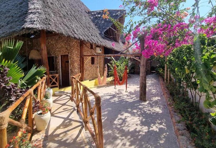 חדר אקונומי לשלושה, Salama & Mbuyuni Bungalows