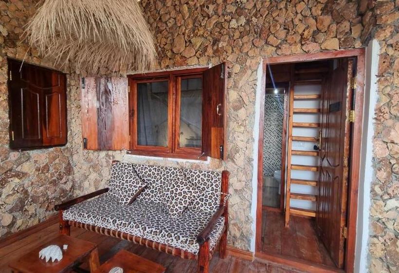 חדר אקונומי לשלושה, Salama & Mbuyuni Bungalows