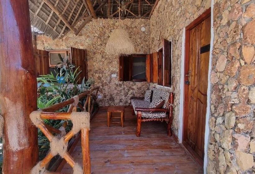 חדר אקונומי לשלושה, Salama & Mbuyuni Bungalows