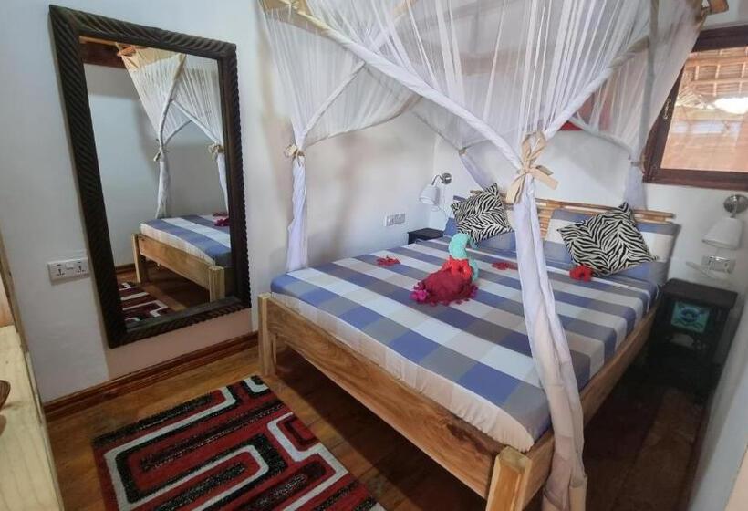 חדר אקונומי לשלושה, Salama & Mbuyuni Bungalows