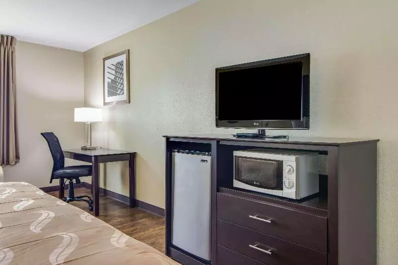 キングサイズベッドのスタンダードルーム, Quality Inn & Suites Canton, Ga