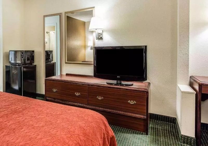 キングサイズベッドのスタンダードルーム, Quality Inn & Suites Stockbridge Atlanta South I 75