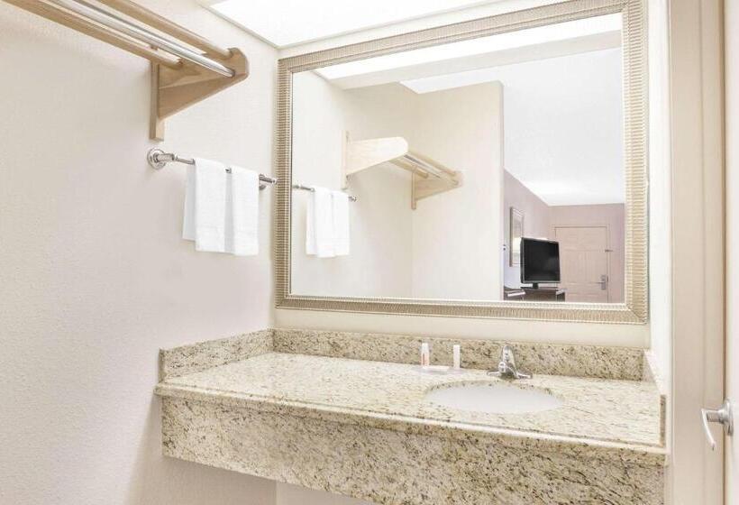 غرفة قياسية سرير كينج لذوى الإحتياجات الخاصة, Super 8 By Wyndham Corpus Christi