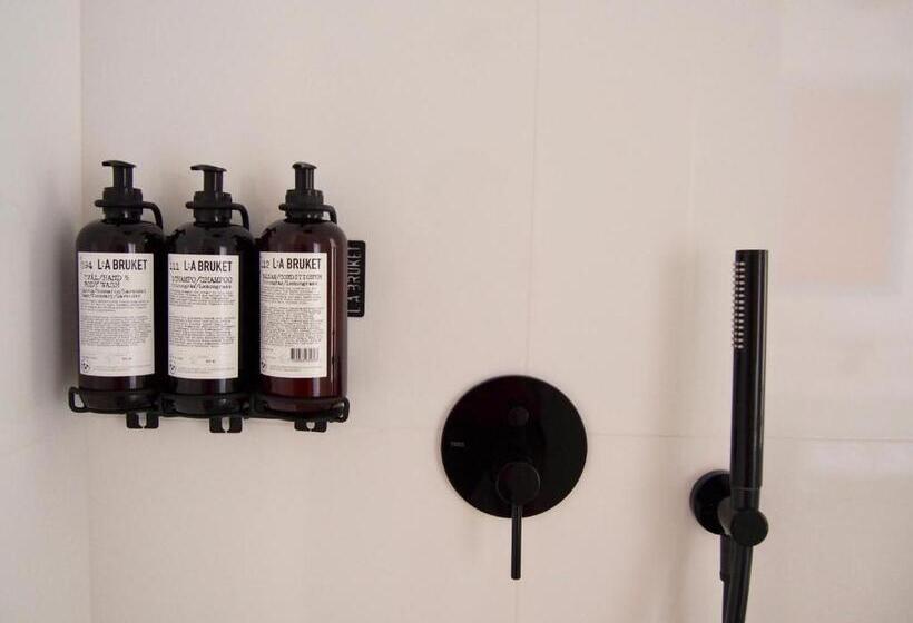 اتاق لوکس با بالکن, Fragile