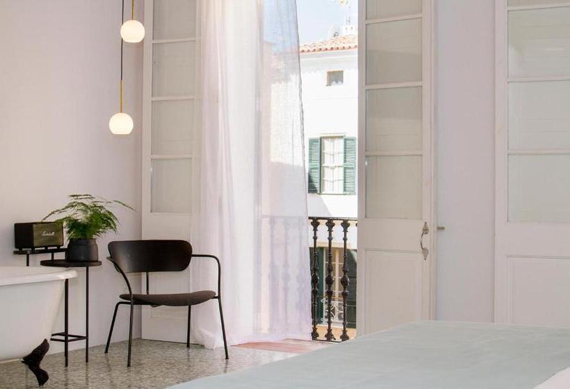 اتاق لوکس با بالکن, Fragile