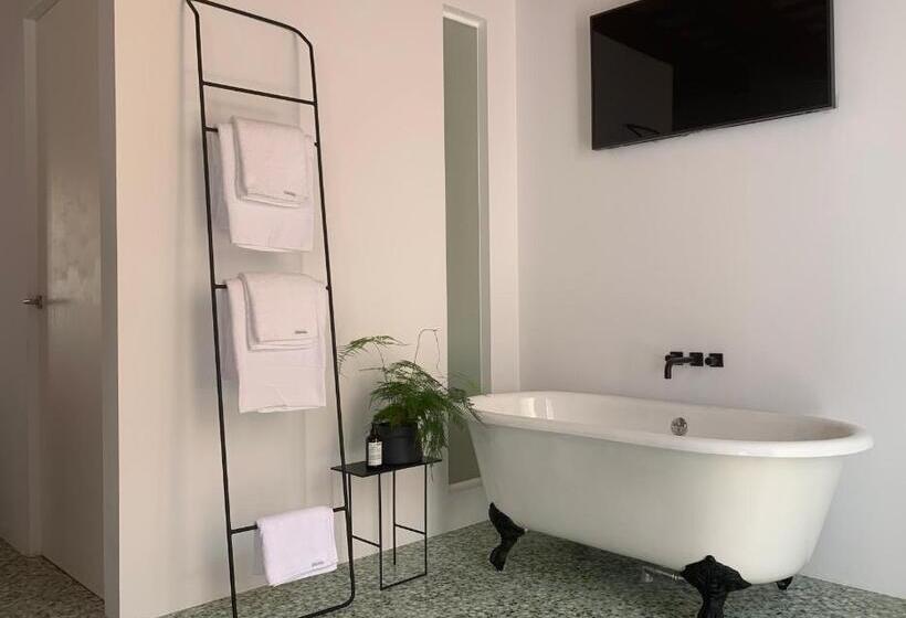 اتاق لوکس با بالکن, Fragile