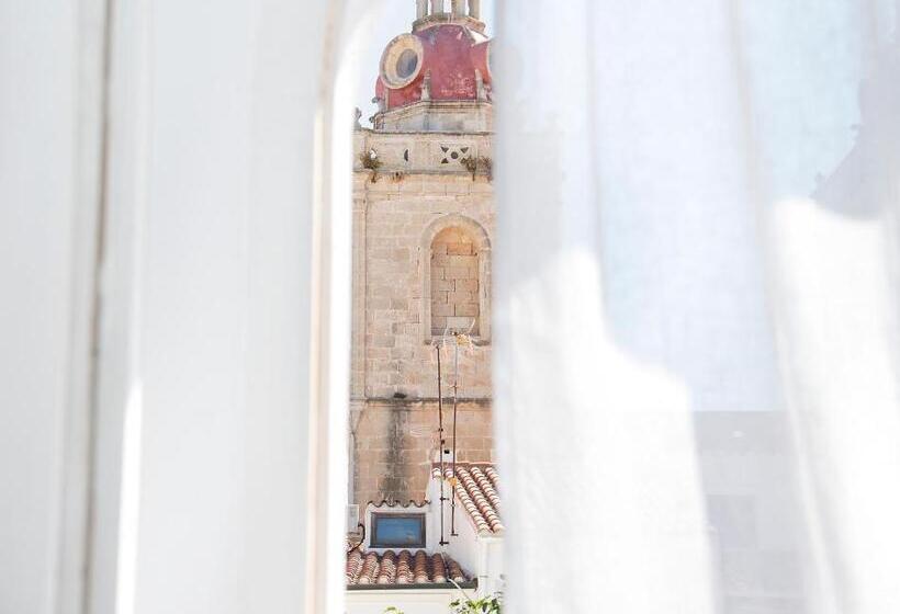 سوییت جونیور با بالکن, Fragile