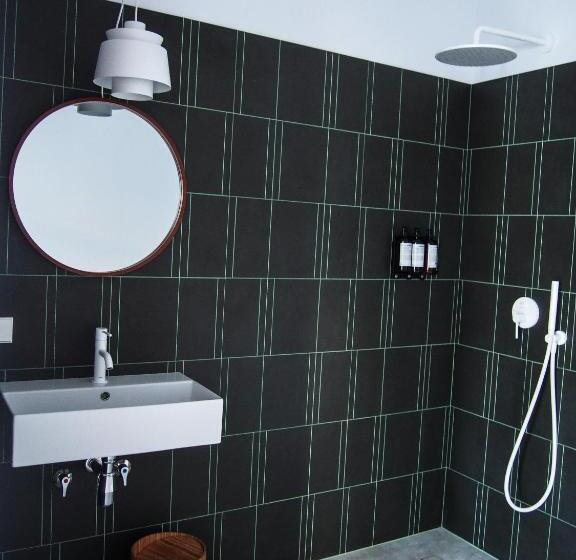 سوییت جونیور با بالکن, Fragile